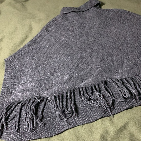 Coldwater Creek gray, fringed poncho.  One size fits most. - Picture 7 of 8